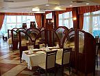 Restaurant elegant în pensiunea Amstel Hattyu lîngă Dunăre