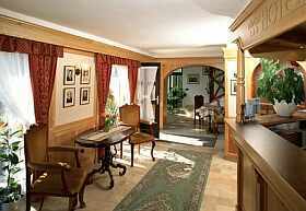 Hotel Revesz Gyor - Recepción del Hotel Revesz - hotel barato de 3 estrellas con muebles elegantes