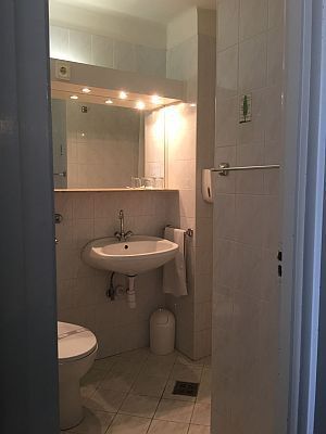 Отель Europa** ванная комната в Шиофоке
