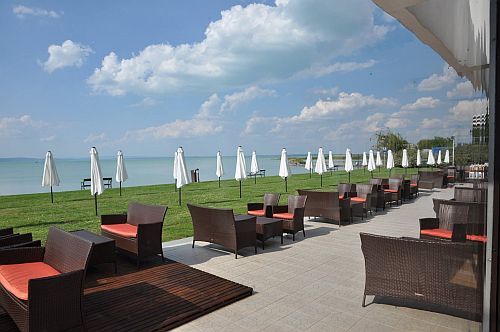 Taras Hotel Hungaria nad Balatonem w Siofoku, Węgry