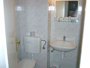 La salle de bains de L'hôtel Korona de 3 étoiles - Siofok au lac Balaton en Hongrie - appartements bon marchés