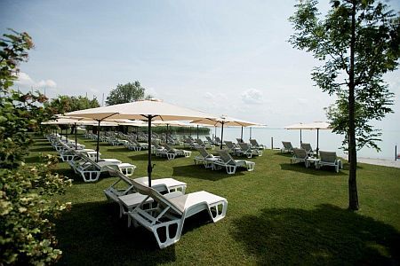 Accommodatie tegen een goede prijs in Hotel Marina-Port met een strand