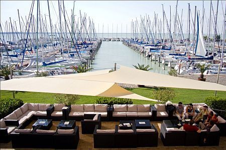 4* Cafetería con vistas al Balaton en el Hotel Marina Port