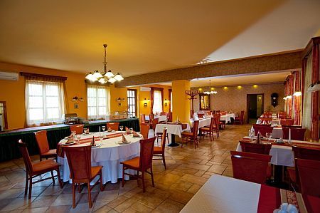 Gastland restaurant á la carte - Gastland hôtel 3 étoiles - l'autoroute M0 en Hongrie