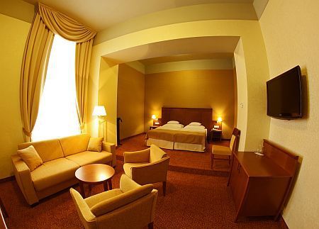 El 'Hotel Rey Hungaro' - se encuentra a 40 km de Budapest - Mercure Hotel Magyar Kiraly  - habitación elegante