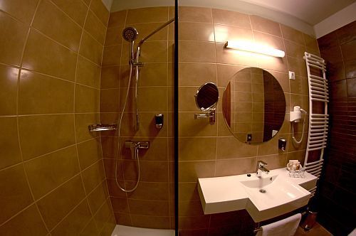 L'hébergement á Szekesfehervar en Hongrie - Mercure Hôtel Magyar Kiraly de 4 étoiles - la salle de bains élégante 