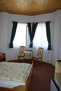 Goedkope accommodatie bij het Balatonmeer - hoekkamer in het Pension Lorelei in Gyenesdias