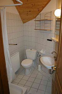 Badkamer in het goedkope Pension Lorelei in Gyenesdias, bij het Balatonmeer