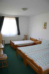 Betaalbare vakantie bij het het Balatonmeer - beschikbare kamer voor meerdere personen in het Pension Lorelei in Gyenesdias