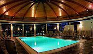 Premium Hotel Panorama Siófok - la nueva piscina del hotel con una vista directa al Lago Balatón