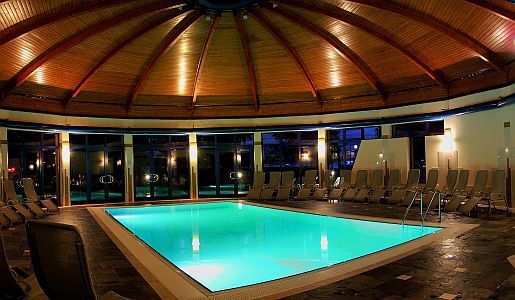 Premium Hotel Panorama Siófok - la nueva piscina del hotel con una vista directa al Lago Balatón