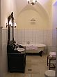 La salle de bains - Château hôtel Hedervary á 4 étoiles - des meubles antiques