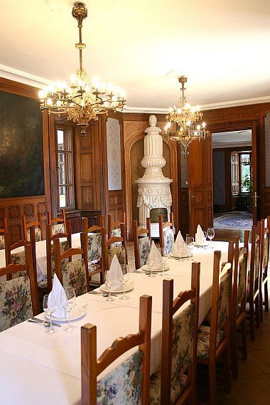 Elegant restaurang i Slott Hotell Hedervar, Ungern