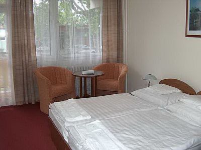 Hotel Boglar - рецепция дешевого 3-звездного отеля Боглар на Балатоне - Balaton