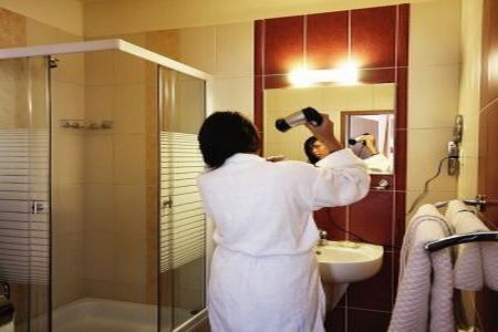 La douche de la chambre de L'hôtel Viktoria á 3 étoiles
