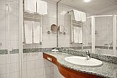 NaturMed Hotell Carbona - элегантная ванная комната велнес-отеля Карбона в г. Хевиз - Heviz - Hungary