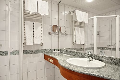 NaturMed Hotell Carbona - элегантная ванная комната велнес-отеля Карбона в г. Хевиз - Heviz - Hungary