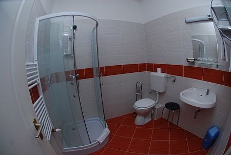 Bagno privato con doccia all'Hotel Platan a Szekesfehervar