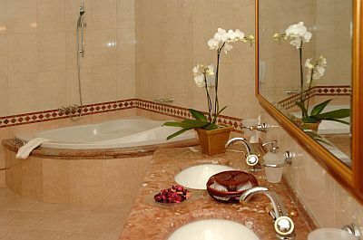 La salle de bains de l'hôtel Polus Palace God en Hongrie - Hôtel 5 étoiles Golf et Wellness en Hongrie