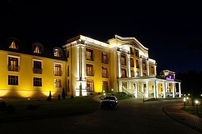 Oświetlony budynek Hotelu Termalnego Polus Palace Golf Club, God