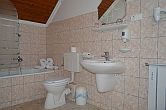 Ванная комната в пансионе Марвань в г. Хайдусобосло - Marvany пансион - Hаjduszoboszlo - Hungary