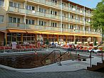 Giardino e piscina esterna con aqua termale al hotel Hungarospa a Hajduszoboszlo in Ungheria
