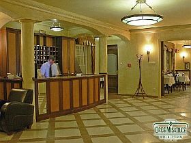 Hotels in Miskolc met mogelijkheid tot online boeken - receptie van het driesterren Oreg Miskolcz Hotel en Restaurant in het hart van de historische binnenstad van Miskolc, Hongarije