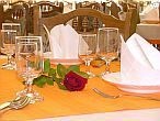 Ресторан и изысканными блюдамиа отеле Zsory Hotel Fit 