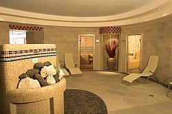 4-sterren Hotel Rubin in Boedapest, aan de voet van de Sasberg - business center van het in alpijnse stijl ingerichte wellness- en conferentiehotel