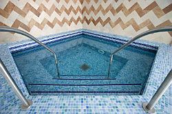 Moderne jacuzzi in het 4-sterren Wellness- en Conferentiehotel Rubin in Boedapest, Hongarije
