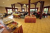 Restaurantul hotelului Corvus cu specialităţi tradiţionale şi interanţionale