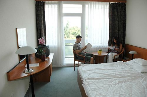 Pokój dwuosobowy przy kąpielisku termalnym na Węgrzech w Hotelu Corvus Buk, Bukfurdo