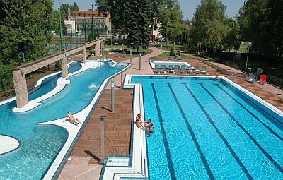 Бассейн для взрослых и детей - отель-Holiday Beach Budapest Wellness & Conference Hotel