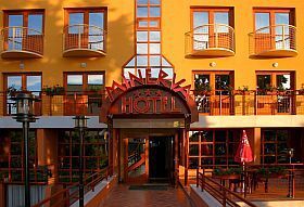 Hotel Minerva - de ingang van het 3-sterren hotel in Mosonmagyarovar, vlakbij de Hongaars-Oostenrijks-Slowaakse grens