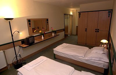 La chambre á deux lits á l'hôtel Millennium á Tokaj en Hongrie - vacances, wellness et excursions dans les cave du vin en Hogrie, dans les montagnes pres de Tisza