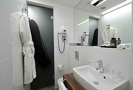 La salle de bains á l'hôtel Mercure Budapest City Center en Hongrie - la rue Váci, la rive du Danube