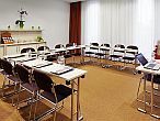 Ibis Gyor - конференц-зал, комната для мероприятий с естественным освещением