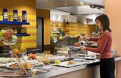 Шведский стол в отеле Ibis Hotel Budapest  