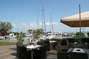Hotels bij het Balatonmeer - terras van het 4-sterren Hotel Silver Resort in Balatonfured met uitzicht over het Balatonmeer
