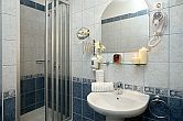 Badkamer met douche in Hotel Villa Volgy in Eger