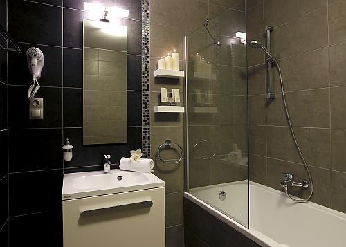 Hotel Villa Volgy Eger, hermoso y moderno cuarto de baño