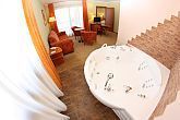 Una habitación con jacuzzi en Cegled en el Hotel Aquarell