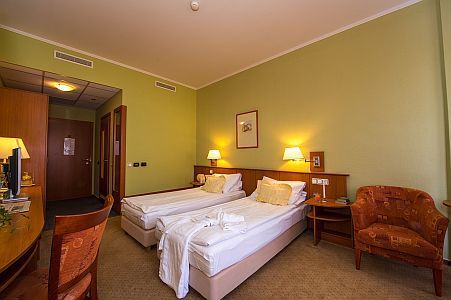 Hotel Aquarell in Cegled - ruime tweepersoonskamer in een viersterren hotel in Zuid-Hongarije