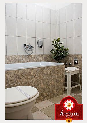 La salle de bain á l'hôtel Gastland Atrium - Rábafüzes pres de la route M8 - Réstaurant et hôtel 3 étoiles hongrois