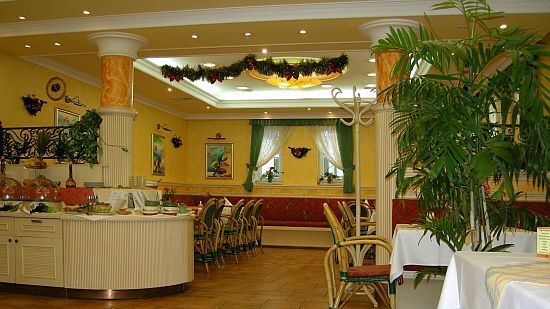 Restaurangen i Hotell Villa Classica i Papa för billigt pris