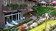 A Granada Wellness szálloda kertje Kecskeméten