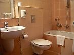 Fürdőszoba a háromcsillagos kecskeméti Granada Hotelben