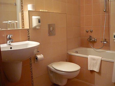 La salle de bains agréable - L'hôtel trois étoiles Granada Wellness - Kecskemét en Hongrie