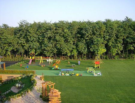 Garten mit Spielplatz im Wellnesshotel Granada in Kecskemet