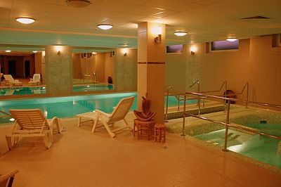 Piscine, jacuzzi, massage - L'hôtel trois étoiles Granada Wellness - Kecskemét, Hongrie